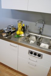 Trinettekök- Minikök ETN1254 har rostfri diskbänk med 2 st diskhoar och räfflad avställningyta, kylskåp med frysfack, glaskerami